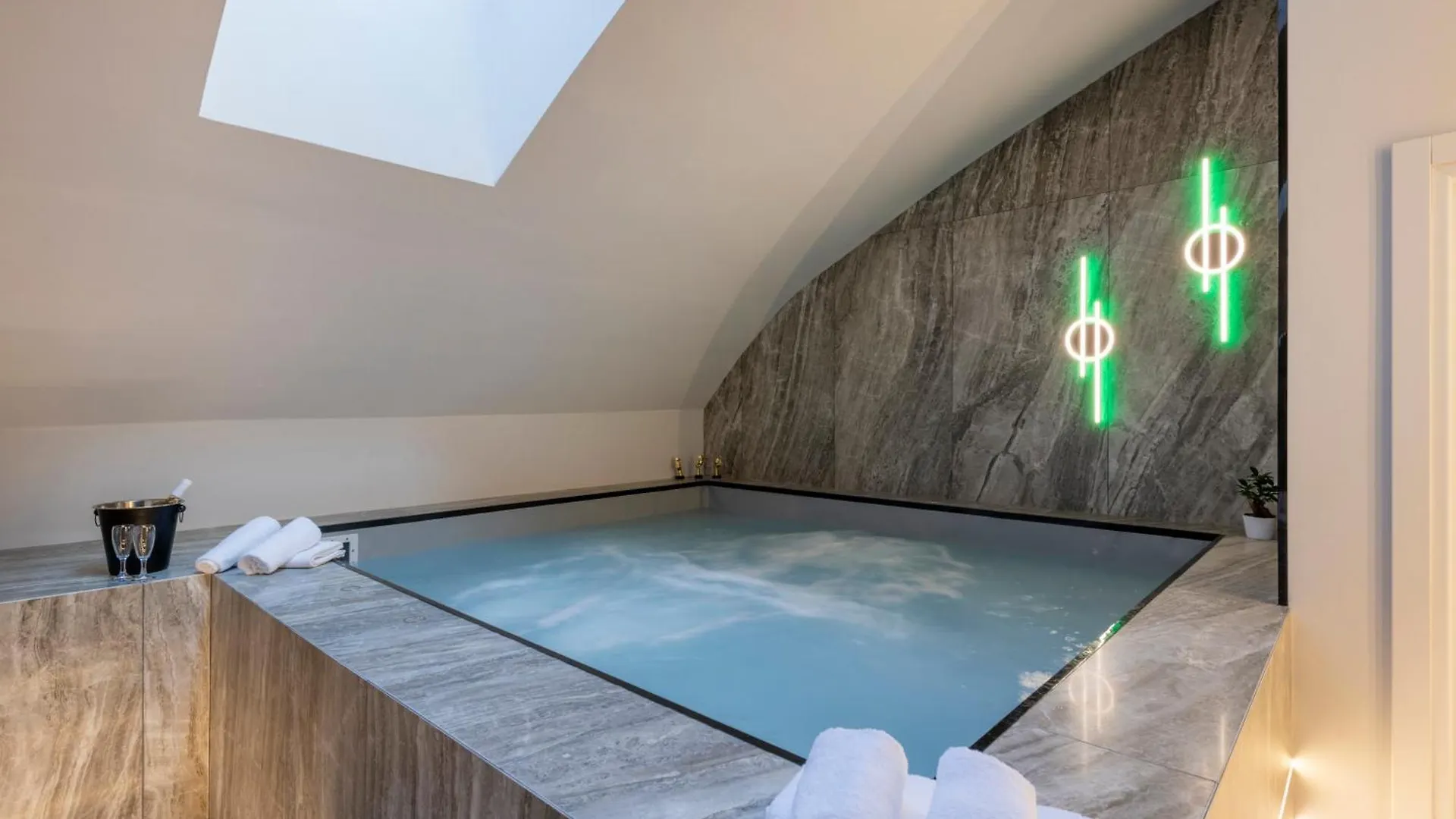 Piscina Interna Privata E Spa A Milano