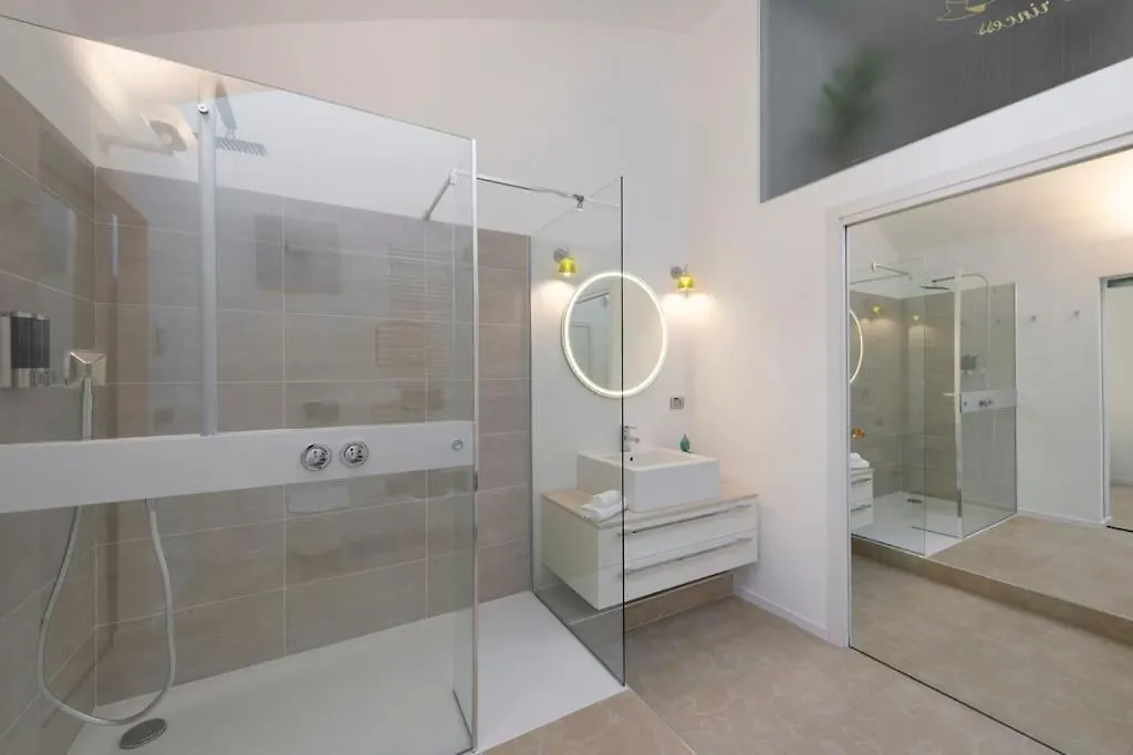 Piscina Interna Privata E Spa A Milano Olaszország